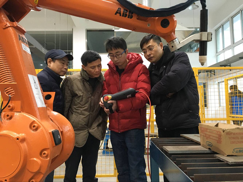 船舶工程学院开展焊接机器人师资培训