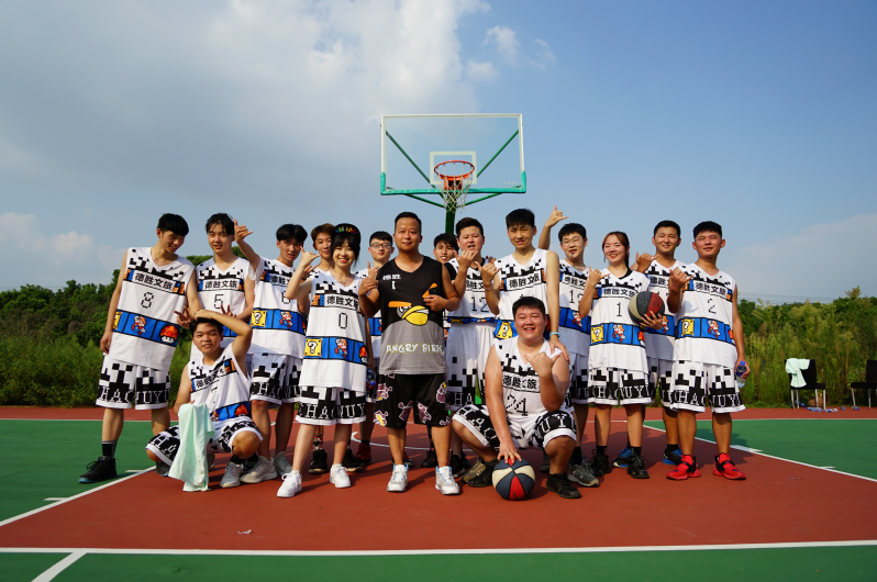 燃烧激情 奋斗青春---校企合作篮球友谊赛