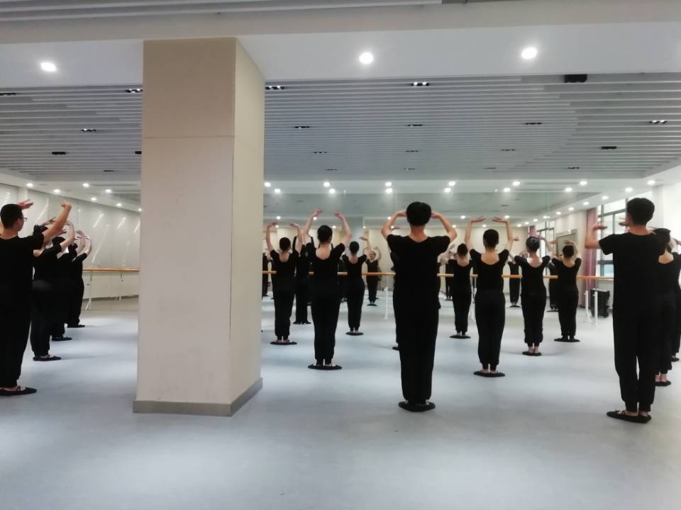 船舶工程学院开展校级公开课评议活动 ——杨格格老师讲《芭蕾基本手型与手位》