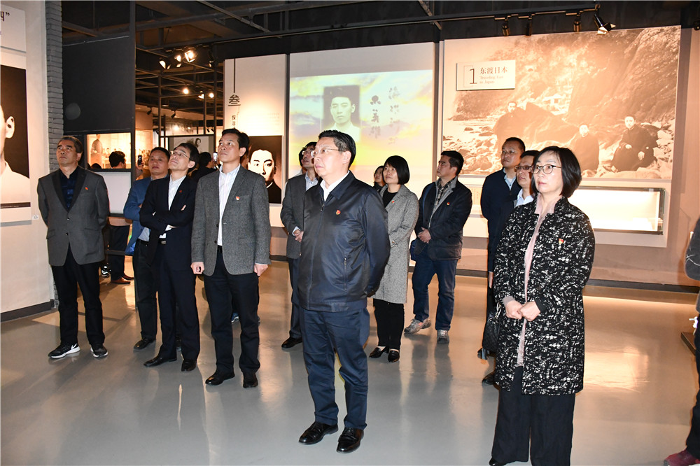 学校领导班子集体瞻仰周恩来纪念馆