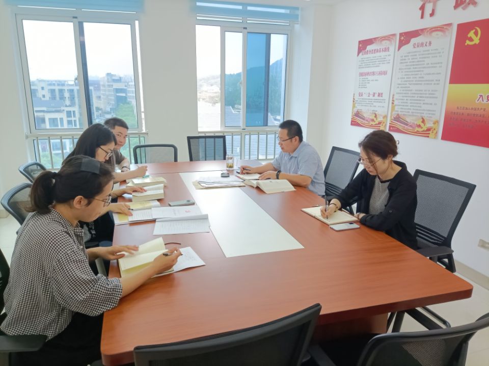 重温入党誓词 致敬百年华诞 