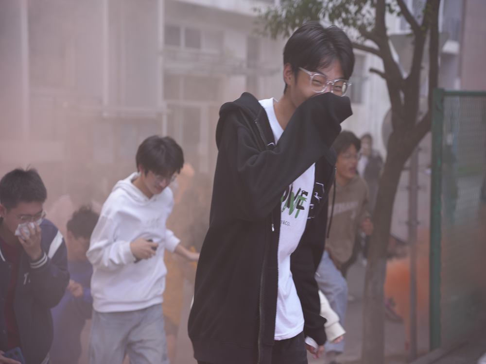 学校开展2024级新生消防应急疏散逃生演练