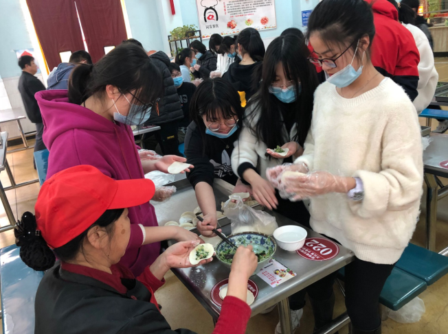 走进实践劳动课堂-201431班组织同学包饺子