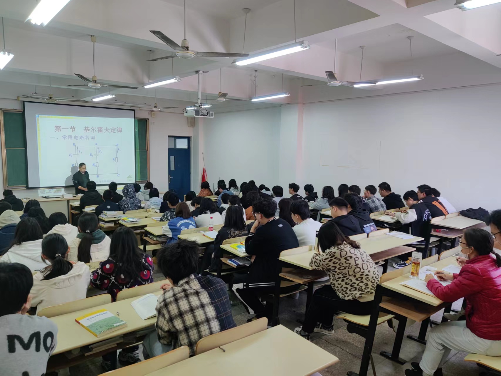 交通工程学院开展院级公开课活动 ——沈利新老师讲《基尔霍夫电压定律》