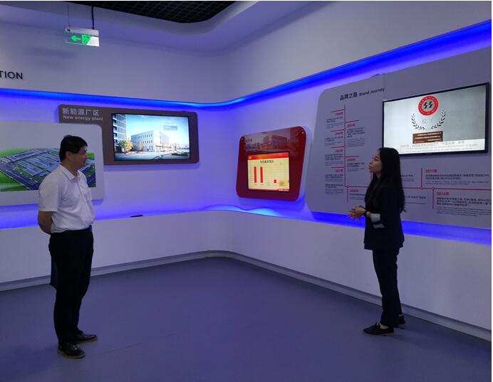 学校党委委员、副校长邢勇一行赴金龙联合汽车工业(苏州)有限公司考察调研