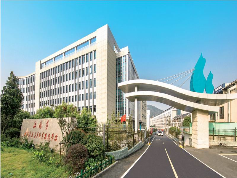 1542718957570058600.jpg 调整大小 新校门.jpg