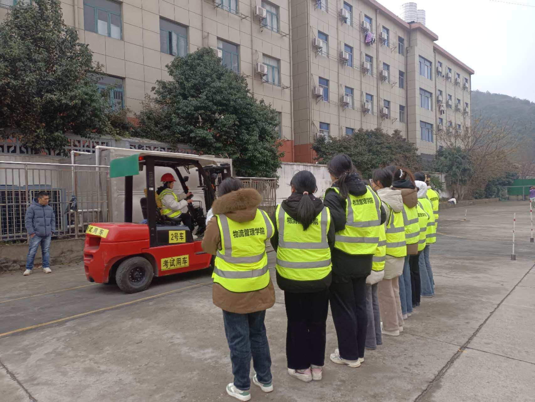 物流管理学院201712班叉车驾驶员考证培训圆满成功