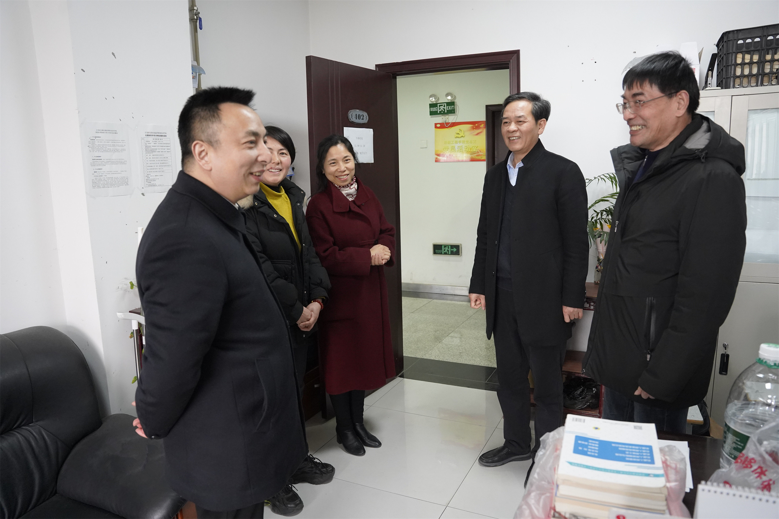 新学期首日暖心行：校领导走访慰问 为教职工鼓干劲