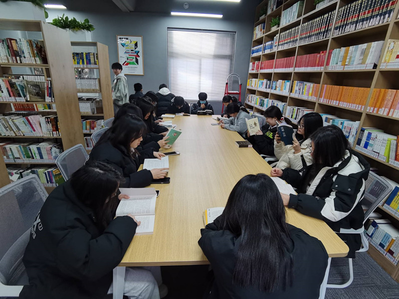 信息管理学院启动 “书香阅读日” 班级文化建设活动