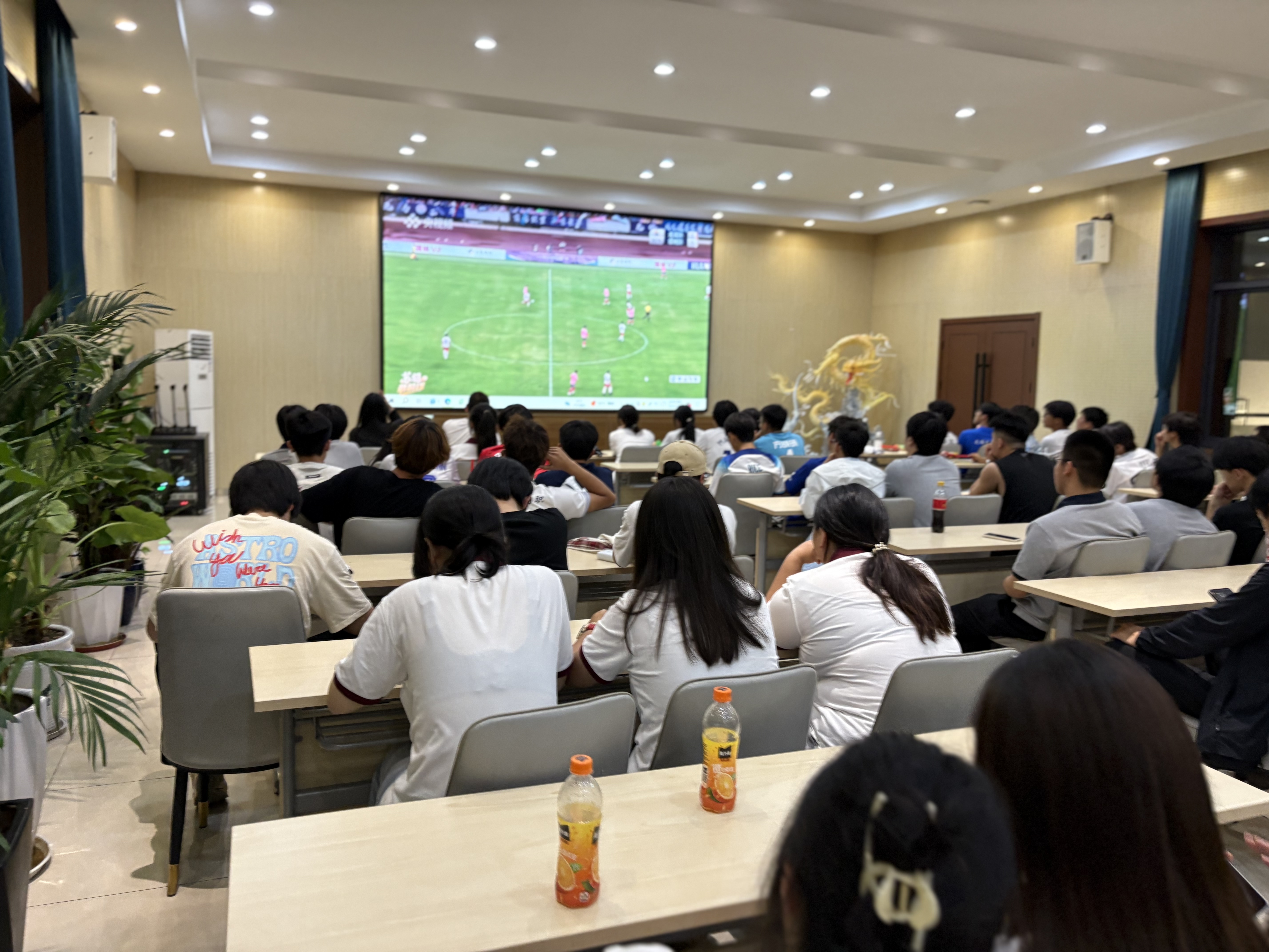 无锡交校师生共赏“苏超”盛宴，感受足球魅力